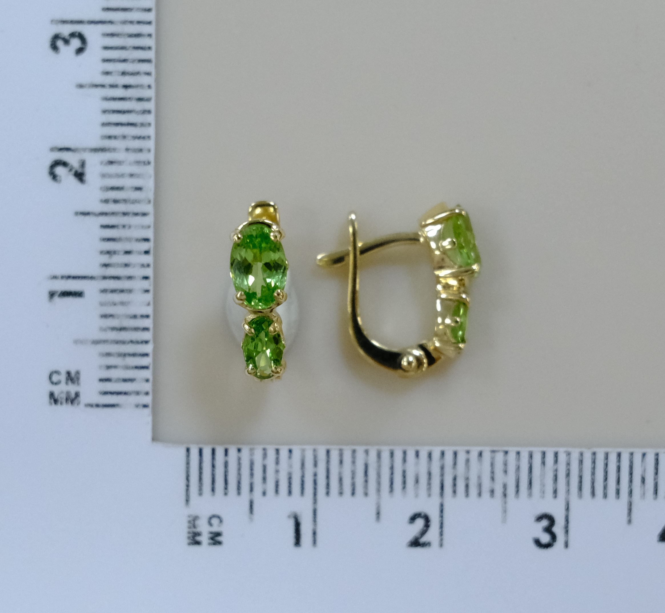 Серьги из желтого золота с тсаворитами